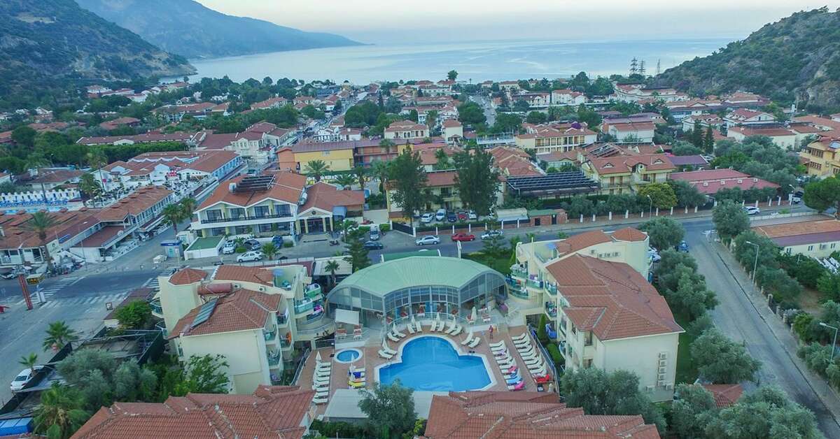 Ein Foto vom Pool im Belcehan Hotel
