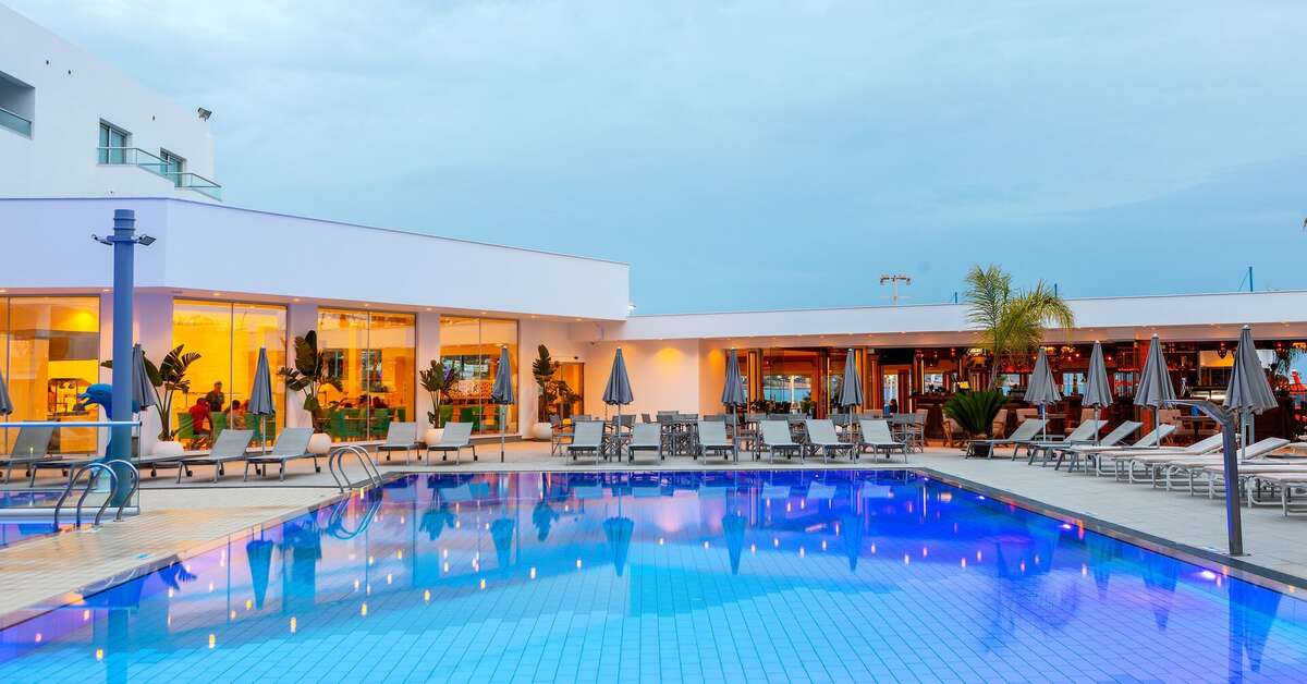 Een foto van het zwembad bij Limanaki Beach Hotel