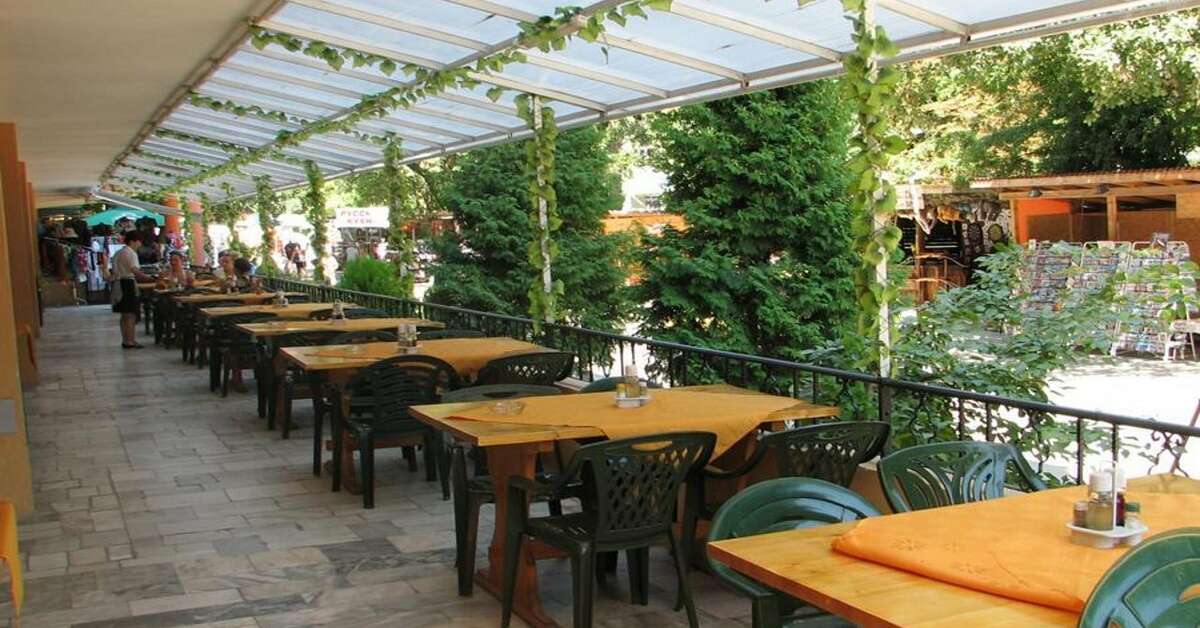 Een foto van het terras bij Hotel Kamchia Park