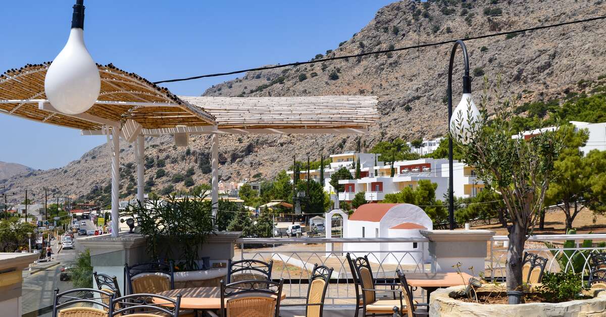 Een foto van het terras bij Pefkos Beach Hotel