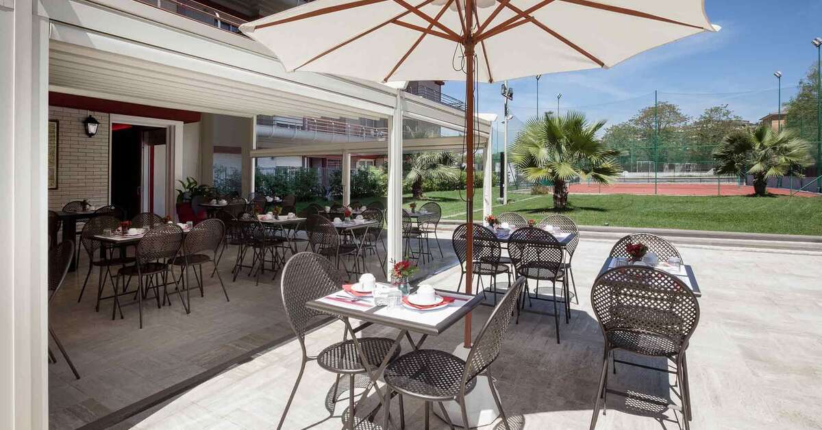 Een foto van het terras bij Aparthotel Adagio Rome Vatican