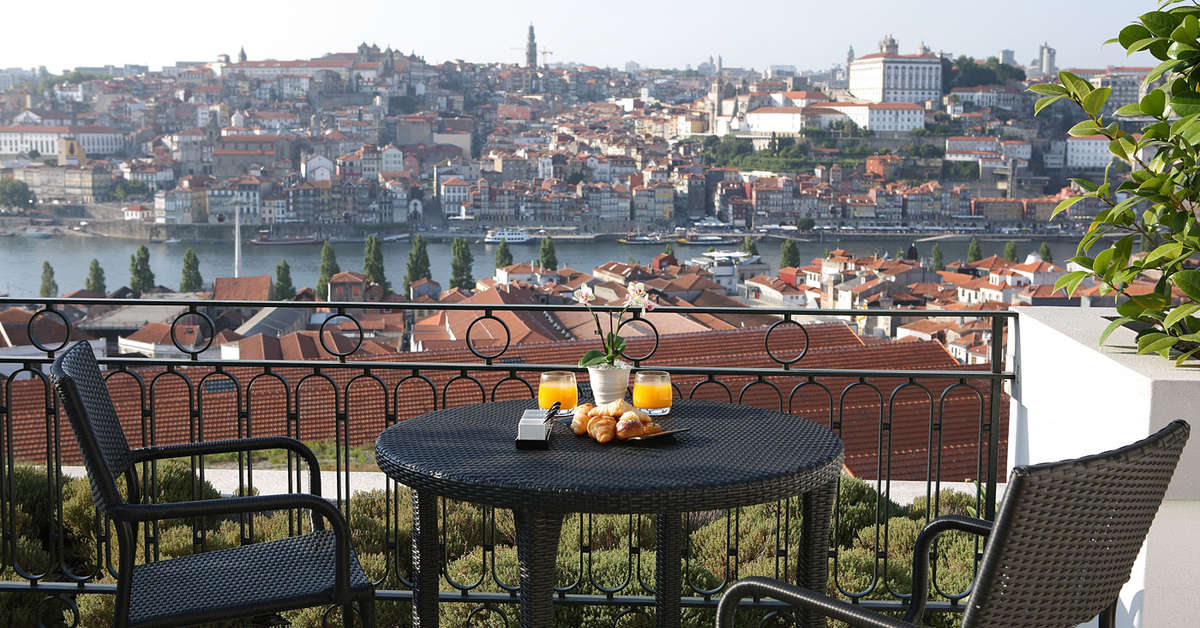 Een foto van het terras bij The Yeatman Hotel