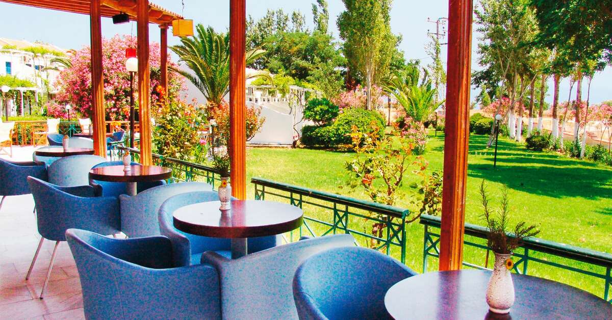 Een foto van het terras bij Hotel Aegeon