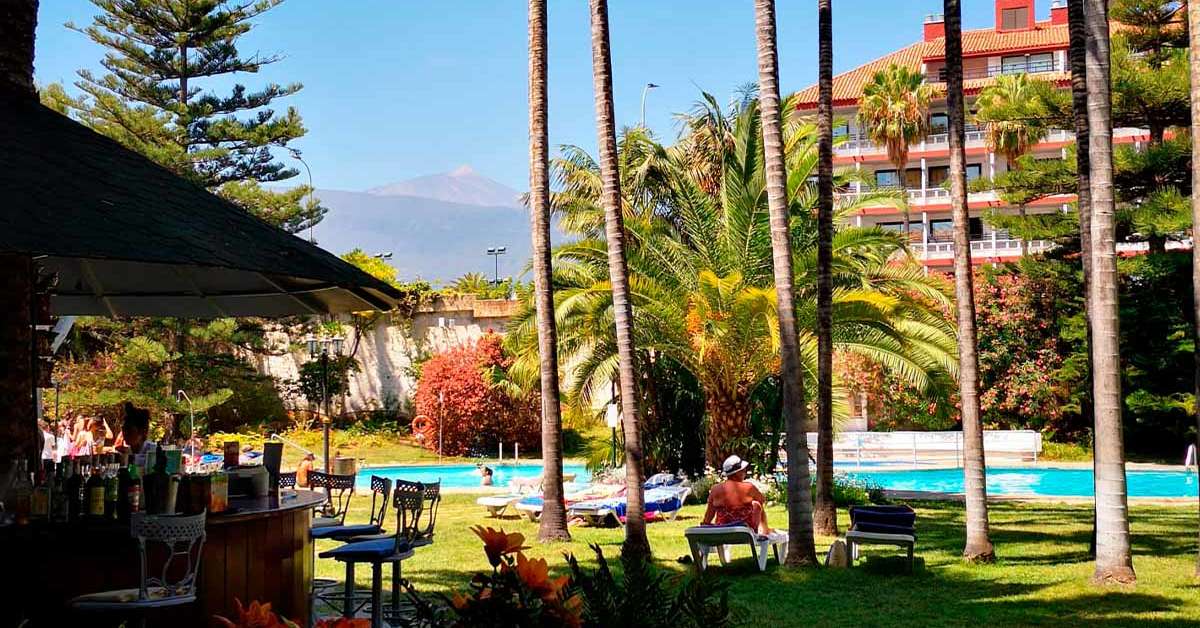 Een foto van het terras bij Coral Teide Mar