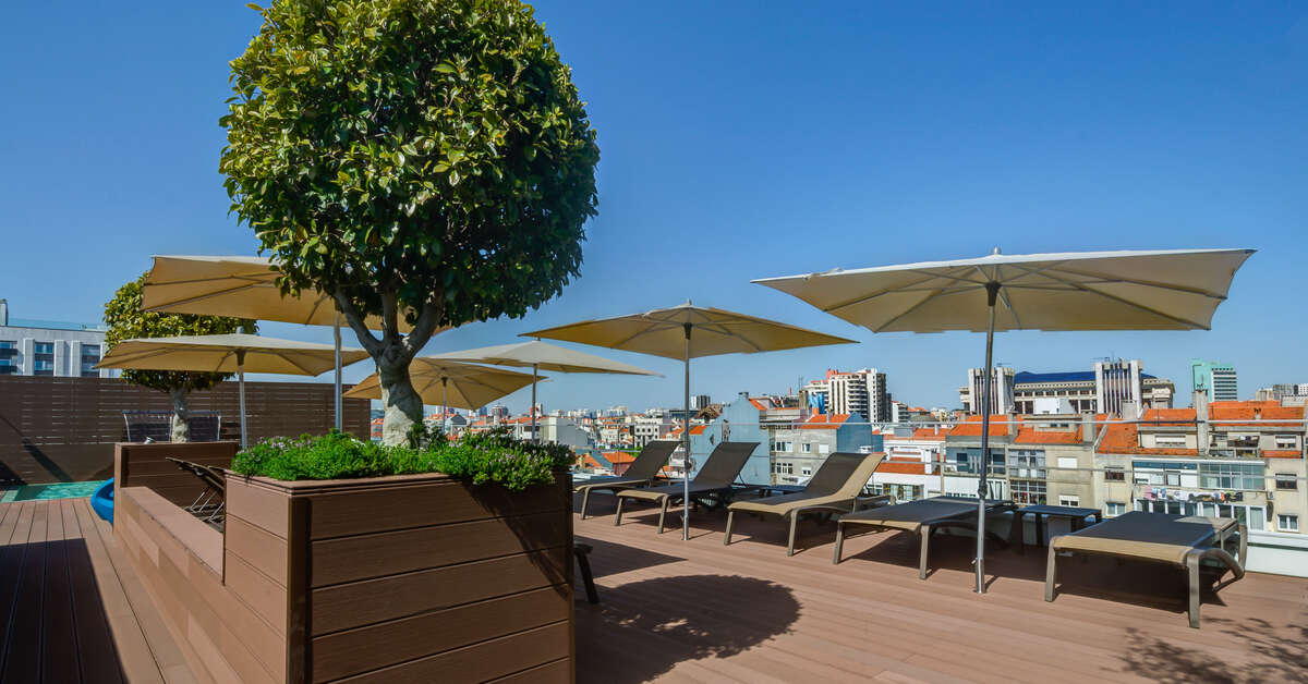 Een foto van het terras bij Jupiter Lisboa Hotel