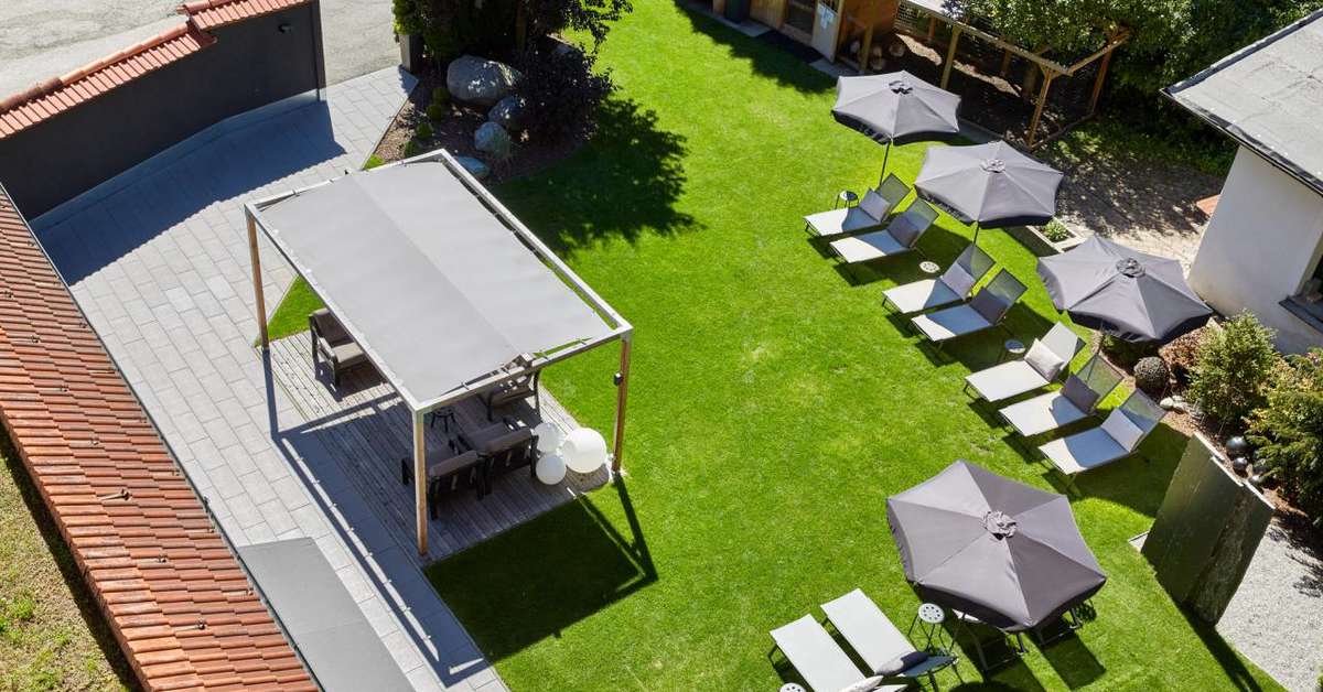 Een foto van het terras bij Hotel Der Grüne Baum