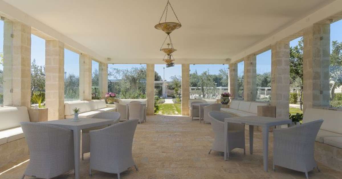 Een foto van het terras bij Masseria Torre del Diamante
