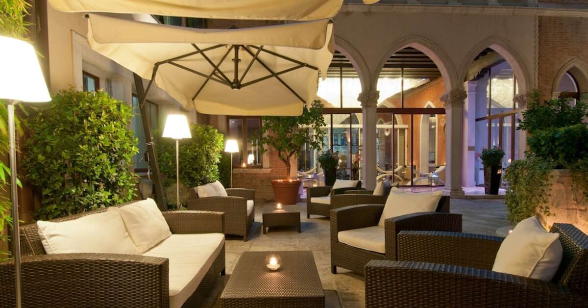 Een foto van het terras bij Sina Centurion Palace