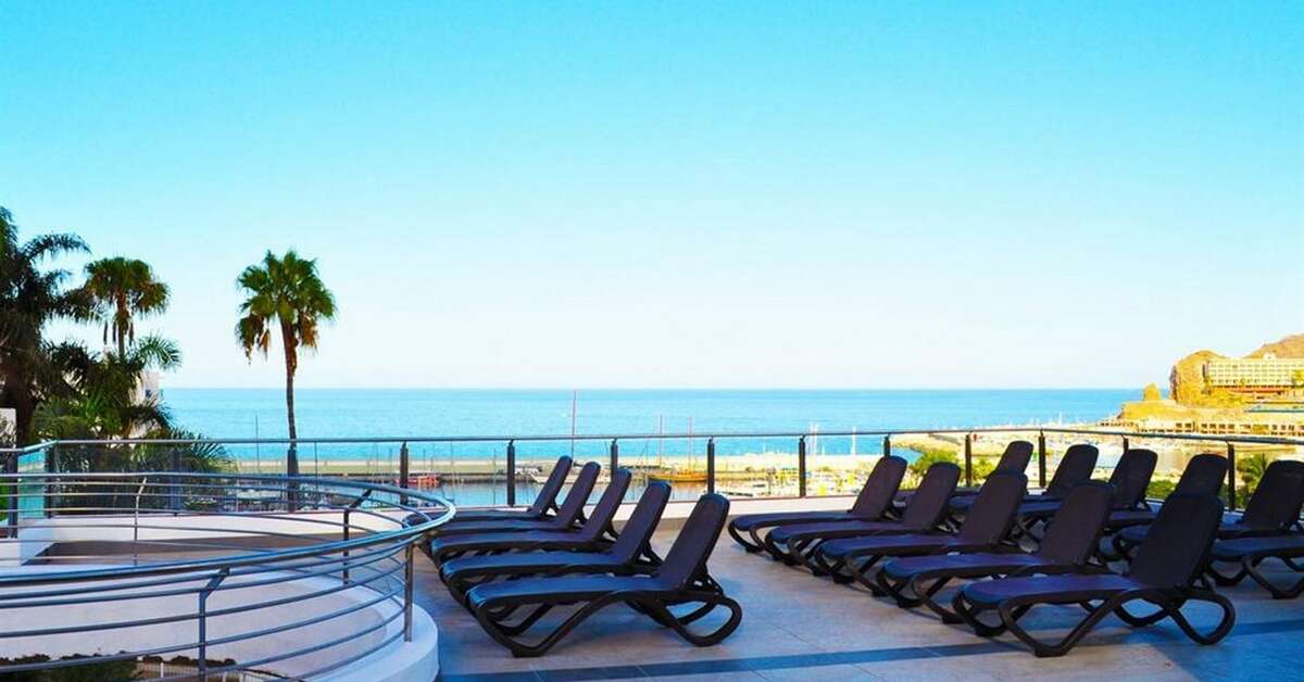 Een foto van het terras bij Holiday Club Puerto Calma