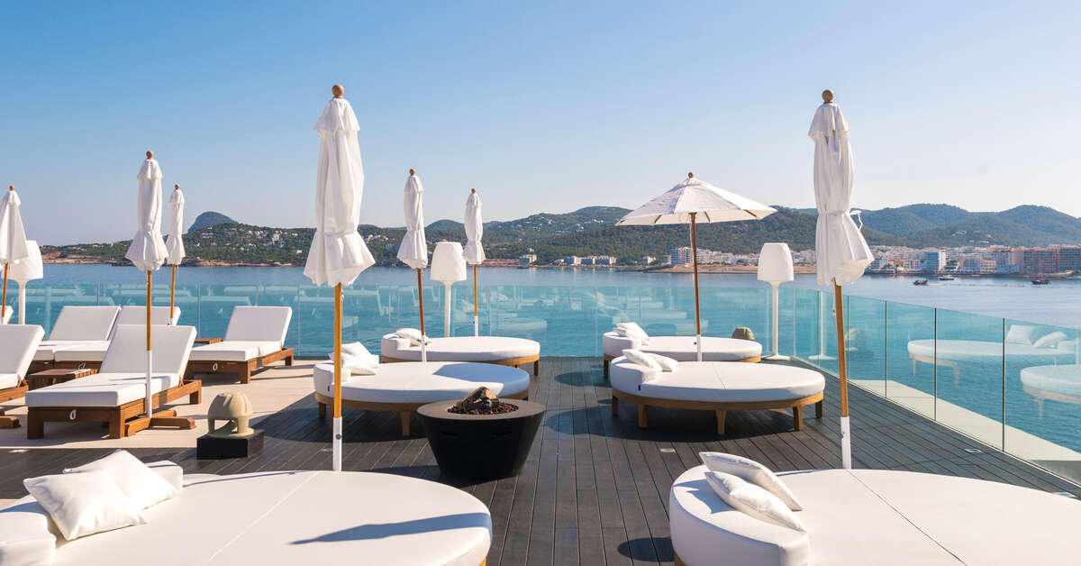 Een foto van het terras bij Amare Beach Hotel Ibiza