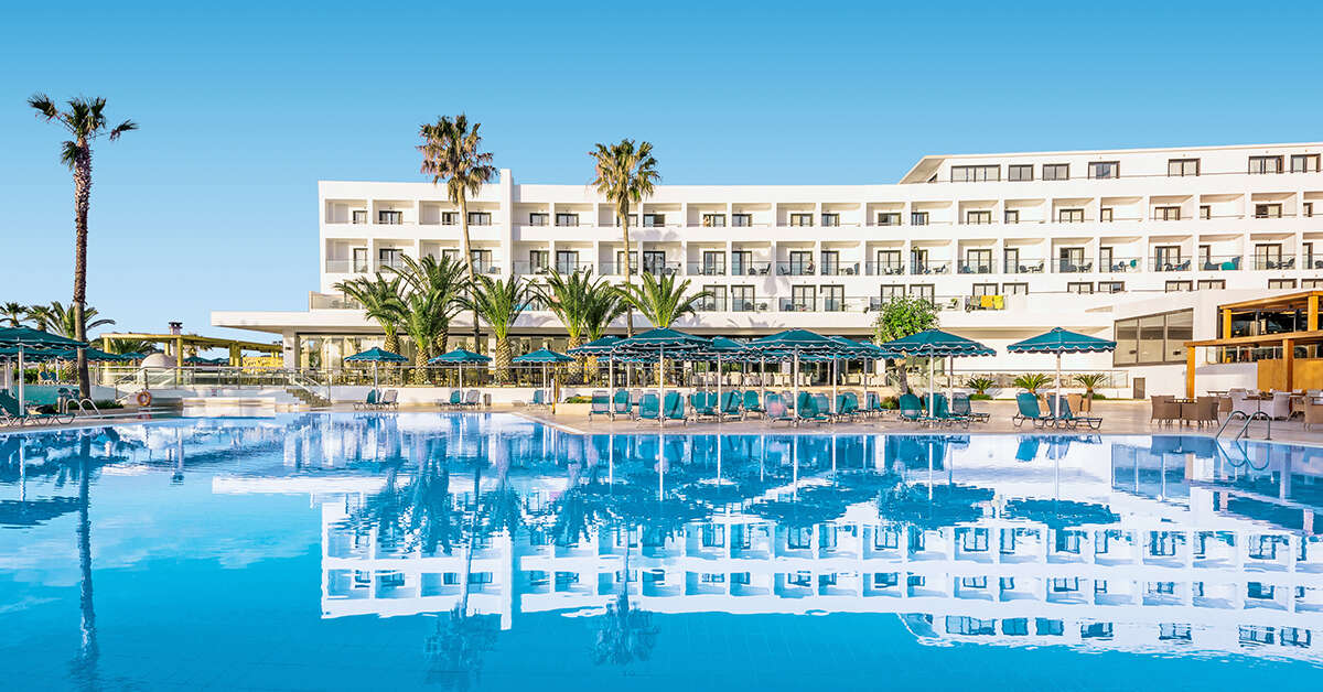 Een foto van het zwembad bij Mitsis Faliraki Beach Hotel & Spa