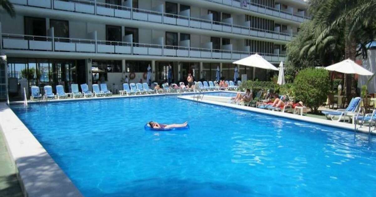 Een foto van het zwembad bij Arenal Hotel