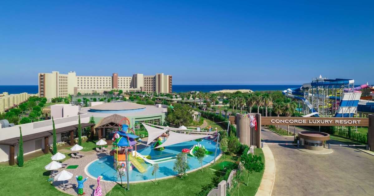 Een foto van het zwembad bij Concorde Luxury Resort