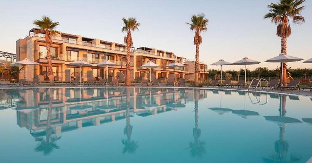 Een foto van het zwembad bij Portes Lithos Luxury Resort