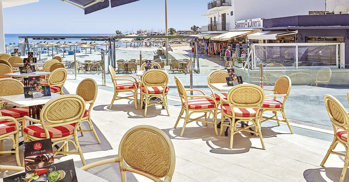 Een foto van het terras bij Universal Hotel Perla