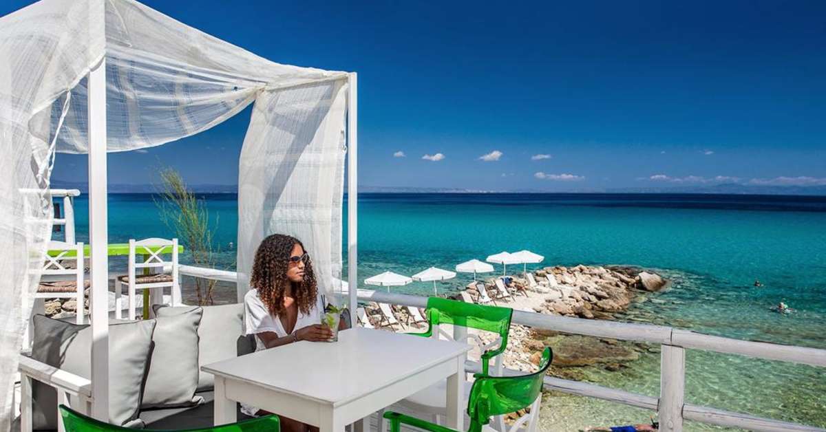 Een foto van het terras bij White Suites Resort