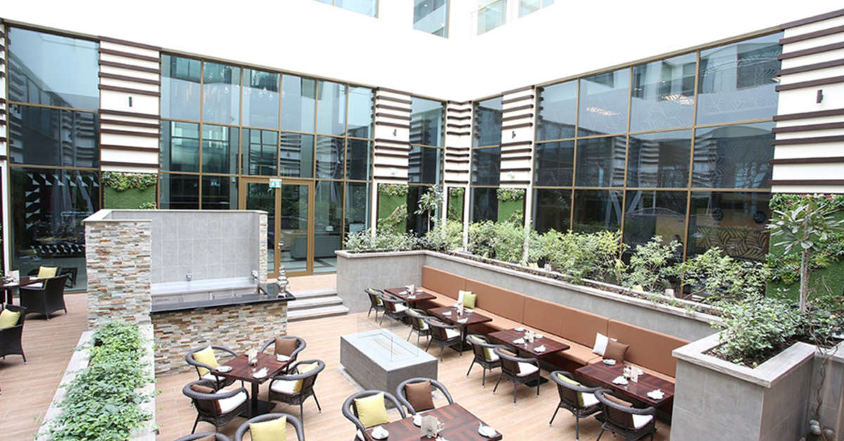Een foto van het terras bij Metropolitan Hotel Dubai
