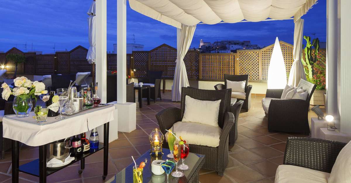 Een foto van het terras bij Hotel Royal Plaza