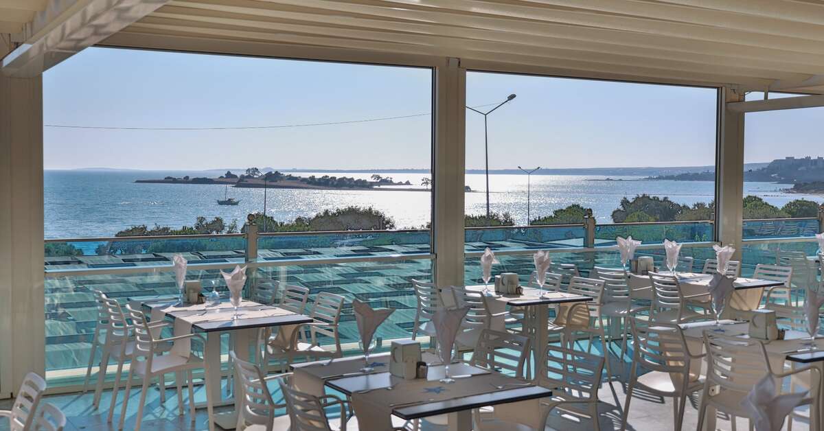 Een foto van het terras bij Maxeria Blue Didyma