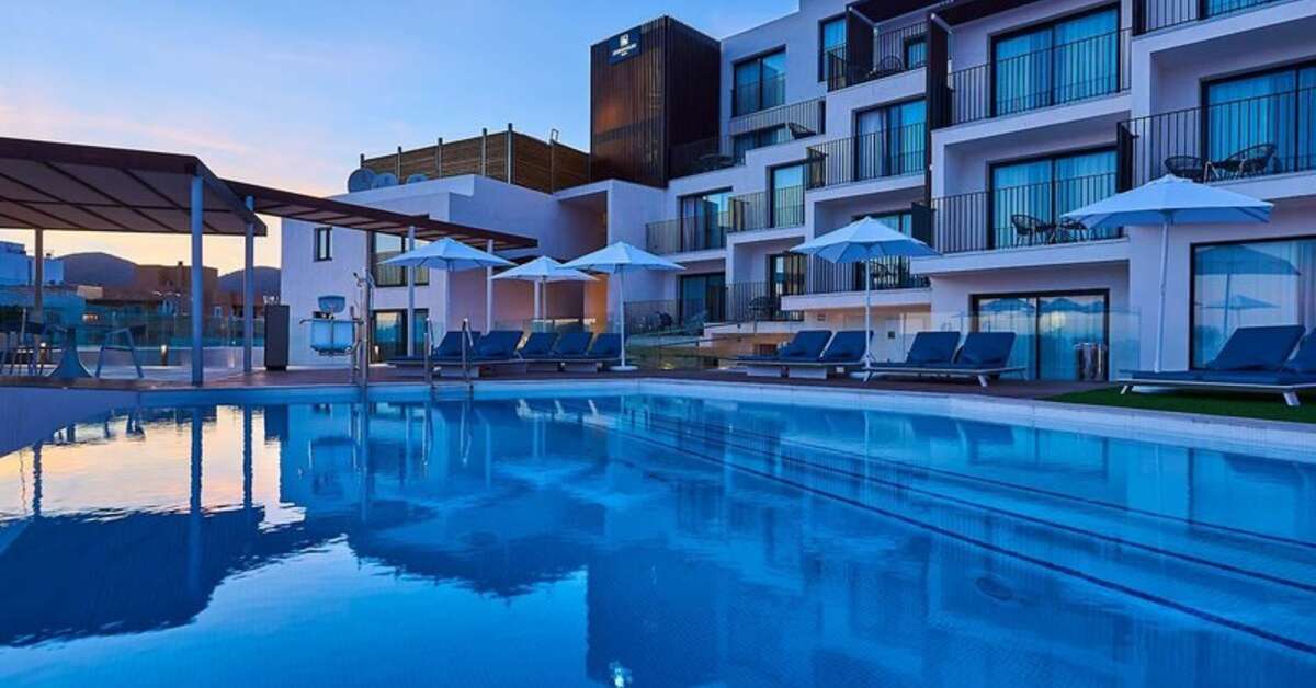 Een foto van het zwembad bij Eurostars Ibiza