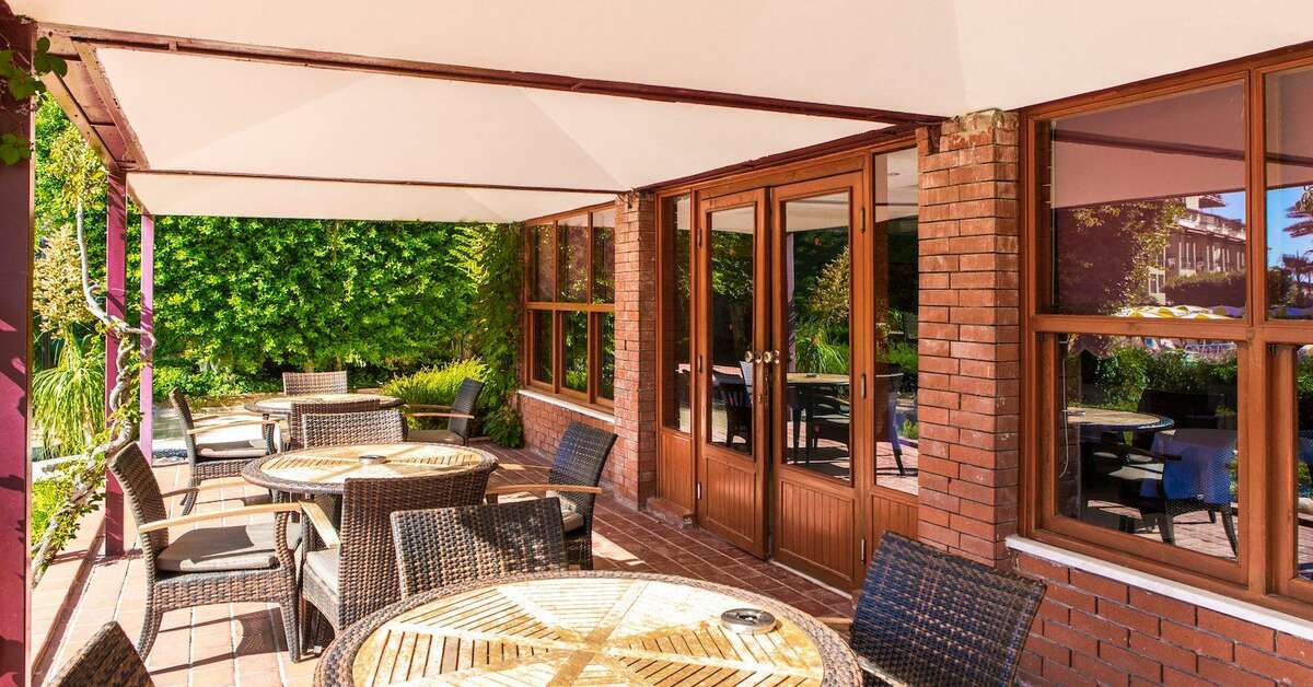 Een foto van het terras bij Gardenia Beach Hotel