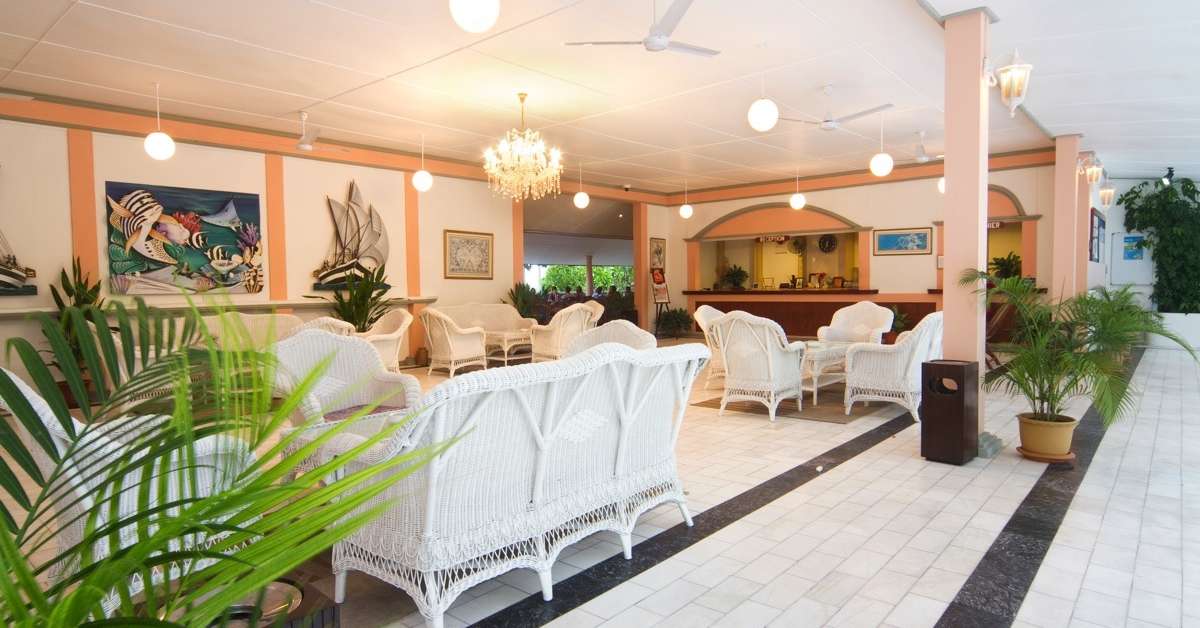 Een foto van het interieur van Equator Village