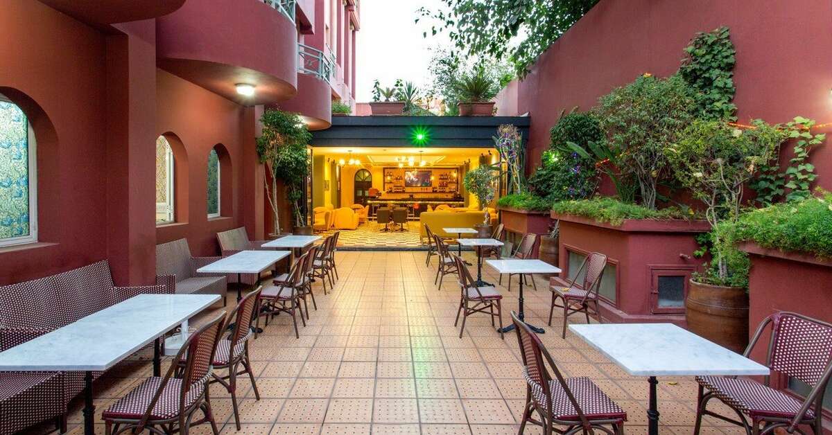 Een foto van het terras bij Hotel Akabar