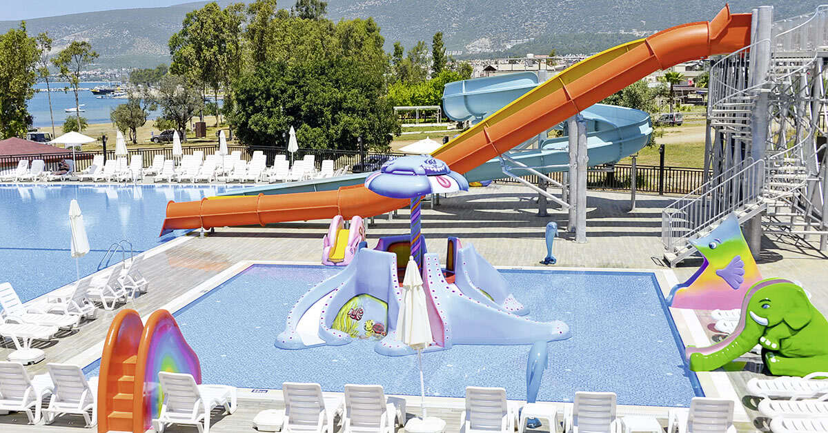 Een foto van het zwembad bij Ramada Resort by Wyndham Akbuk