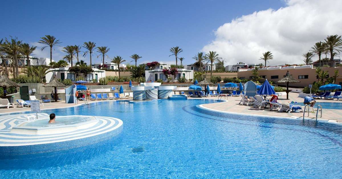 Een foto van het zwembad bij Club Playa Blanca Hotel