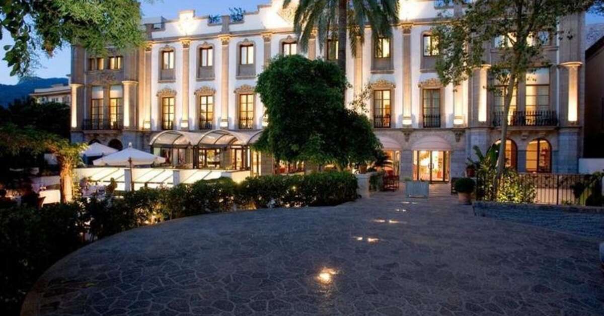Een foto van de buitenkant van Gran Hotel Soller