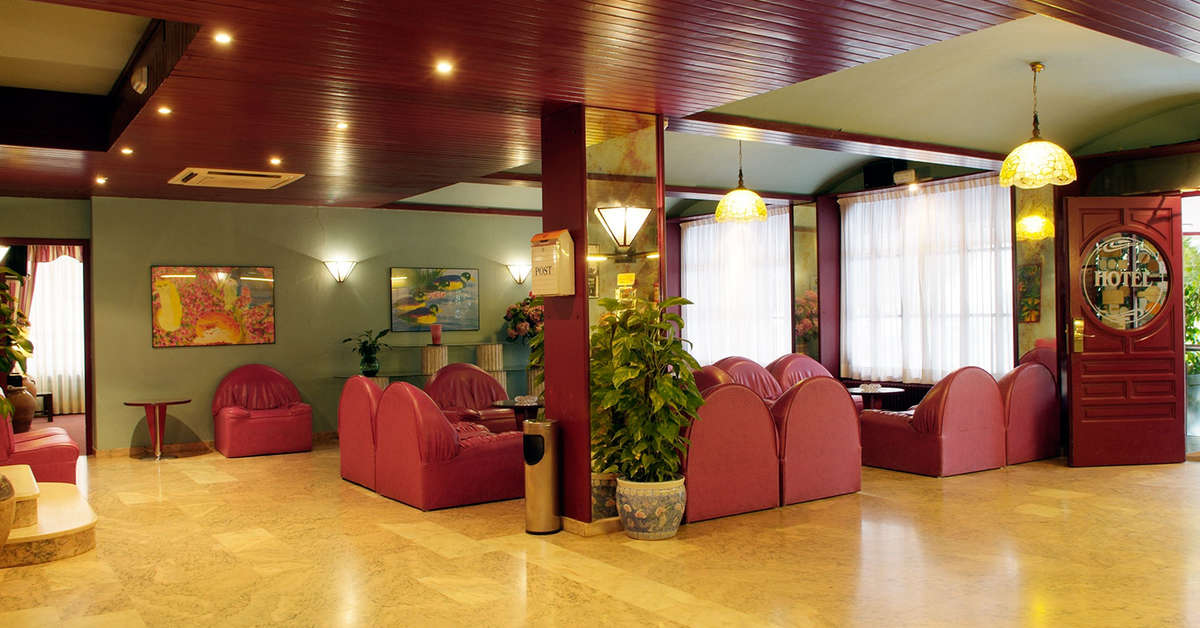 Een foto van het interieur van Checkin Garbi Hotel