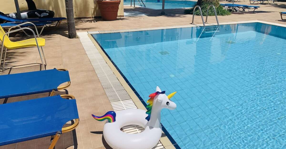 Een foto van het zwembad bij Kassavetis Center Hotel Studios & Appartementen
