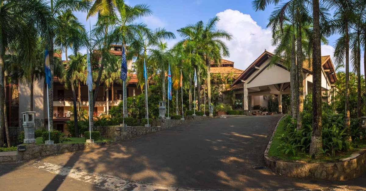 Een foto van de buitenkant van Royal Palms Beach Resort
