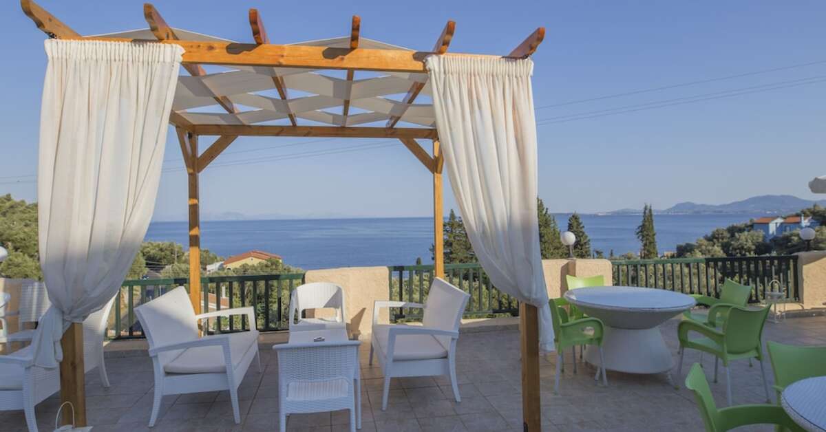 Een foto van het terras bij Corfu Aquamarine Hotel