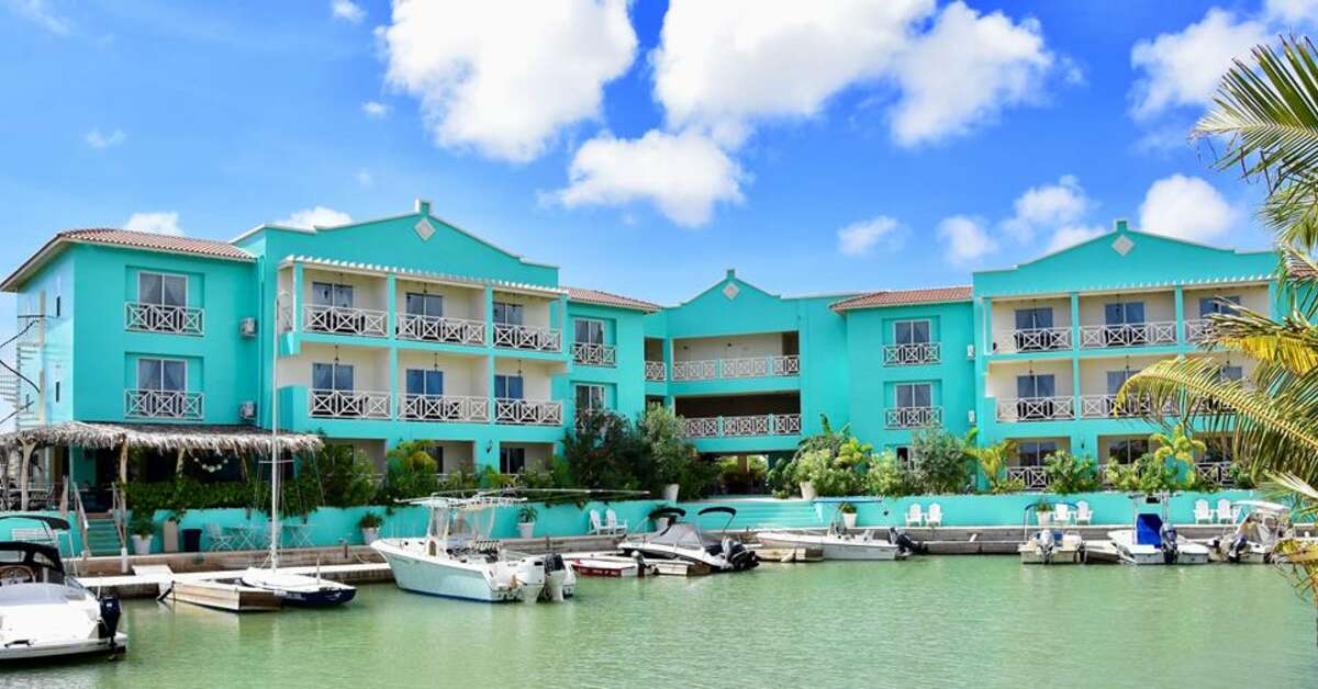 Een foto van de buitenkant van Ocean Breeze Boutique Hotel