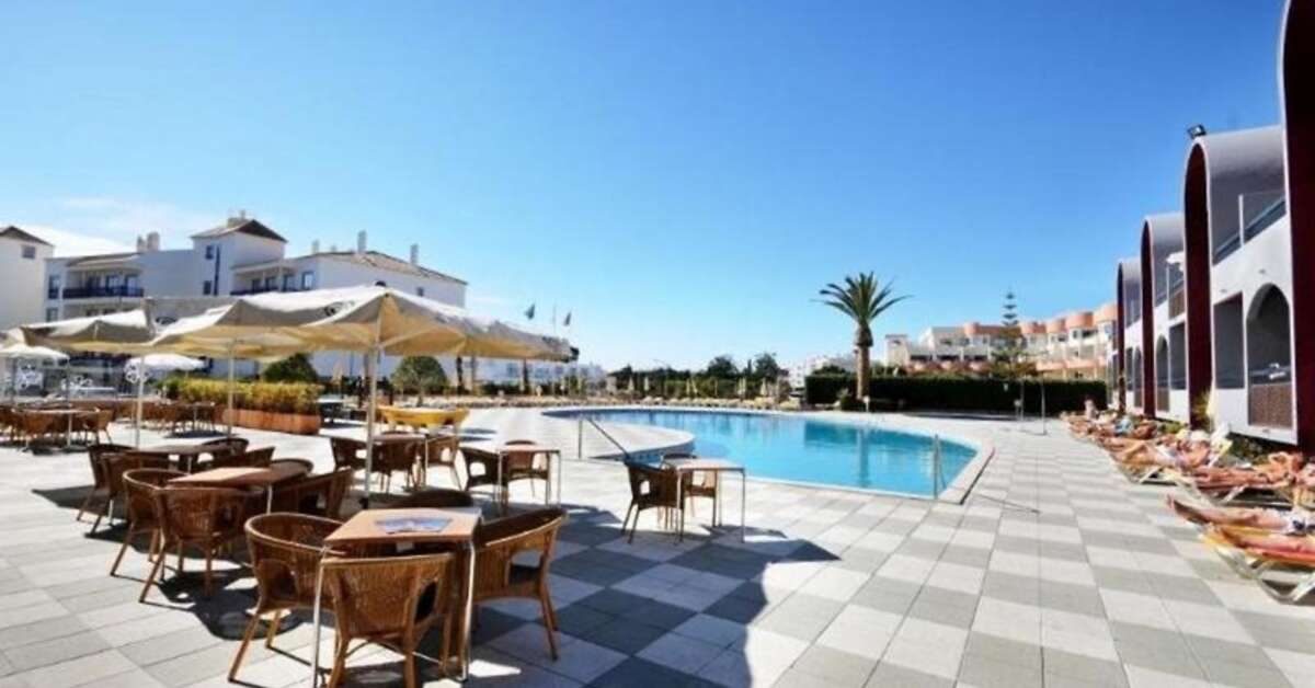 Een foto van het zwembad bij Muthu Oura Praia Hotel