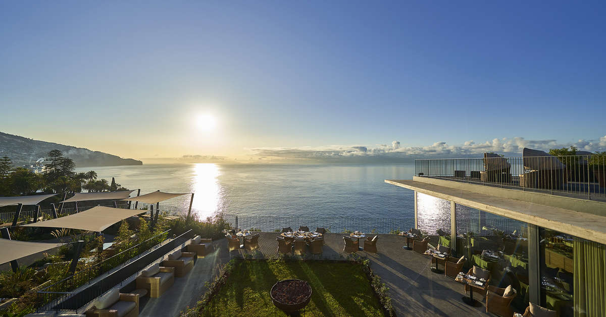 Ein Foto von der Terrasse im Les Suites at The Cliff Bay