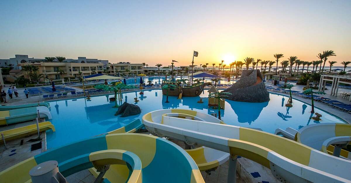 Een foto van het zwembad bij Pickalbatros Royal Moderna Resort