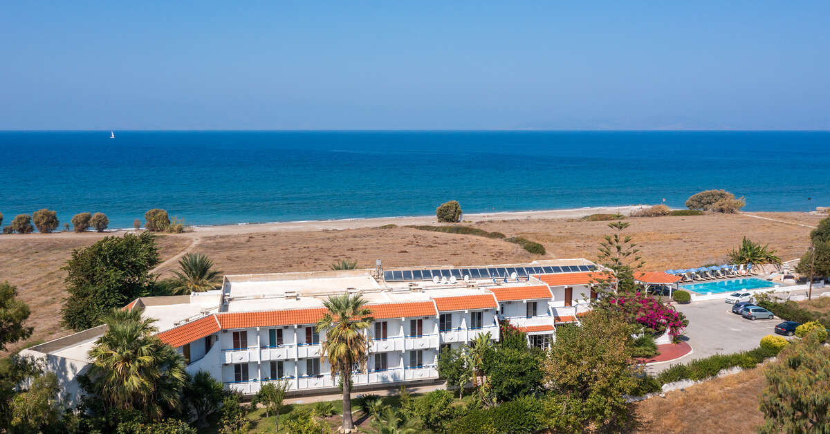 Een foto van de buitenkant van Nirvana Beach Hotel