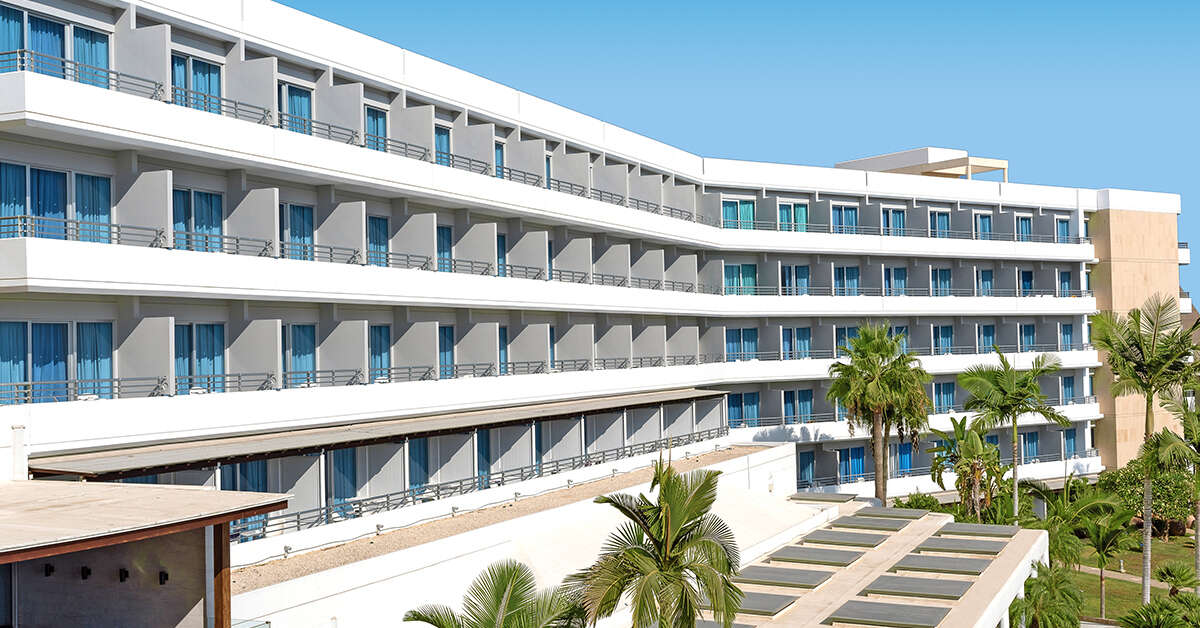 Een foto van de buitenkant van Mediterranean Beach Hotel