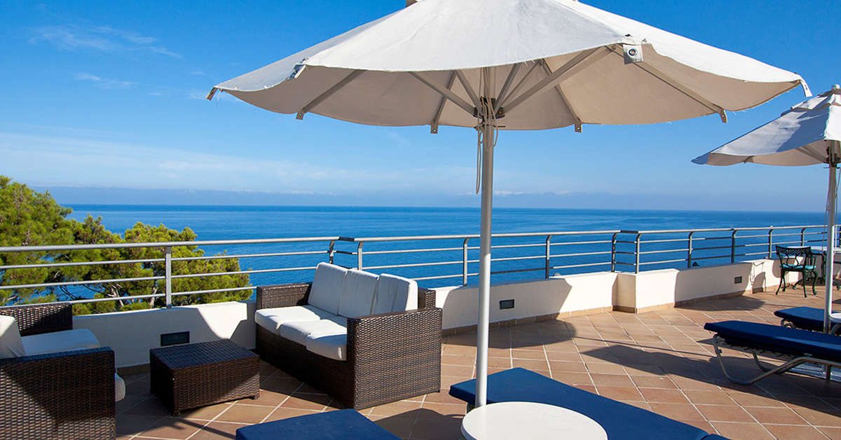 Een foto van het terras bij Hotel Hoposa Costa D'Or