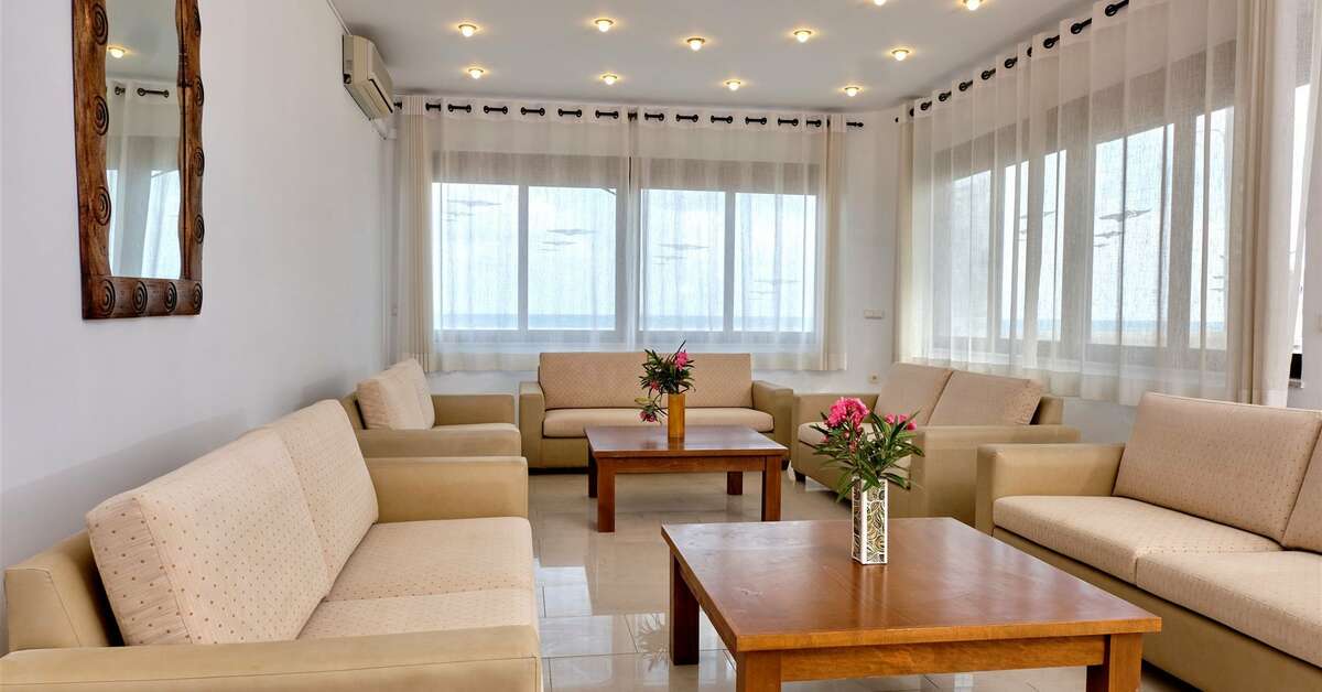Een foto van het interieur van Niros Beach