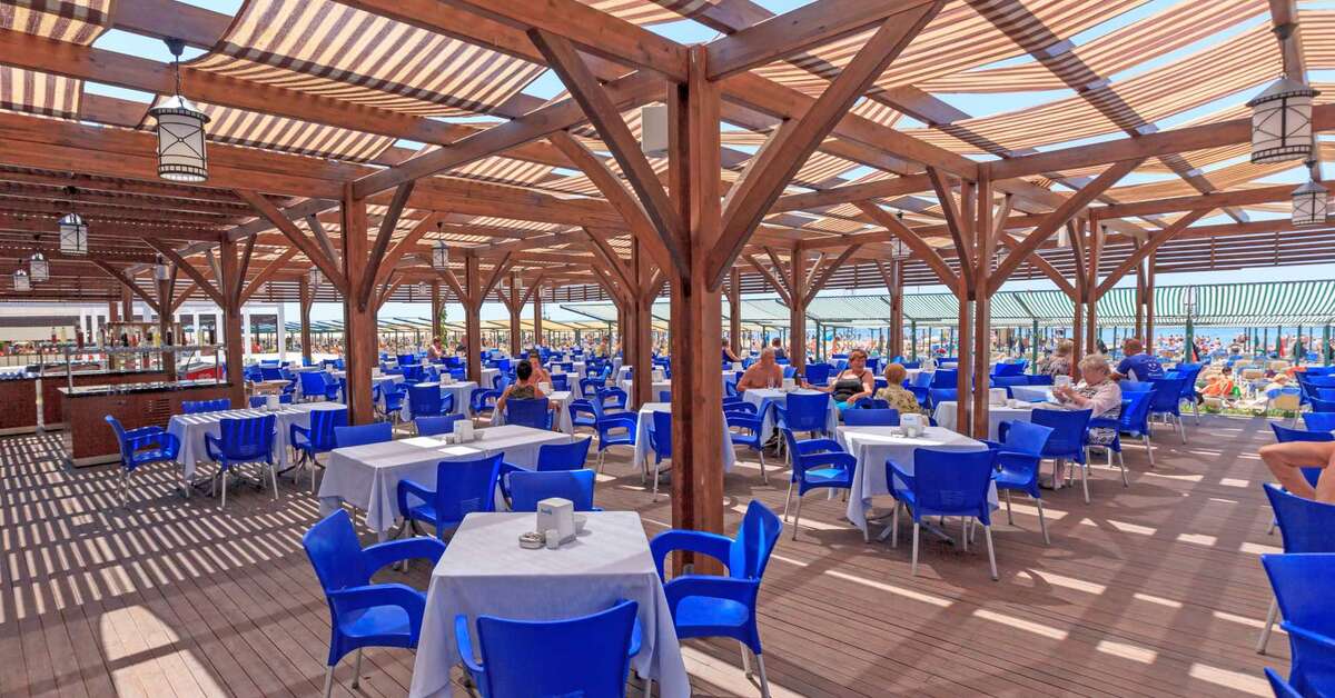 Een foto van het terras bij Adalya Ocean Deluxe