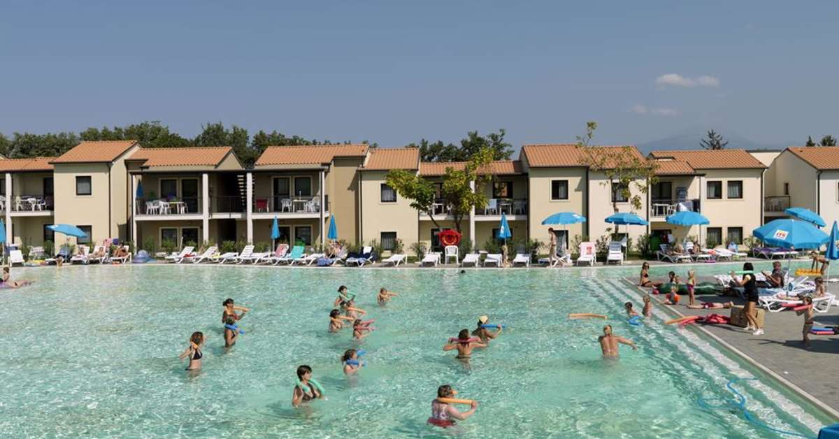 Een foto van het zwembad bij Belvedere Village