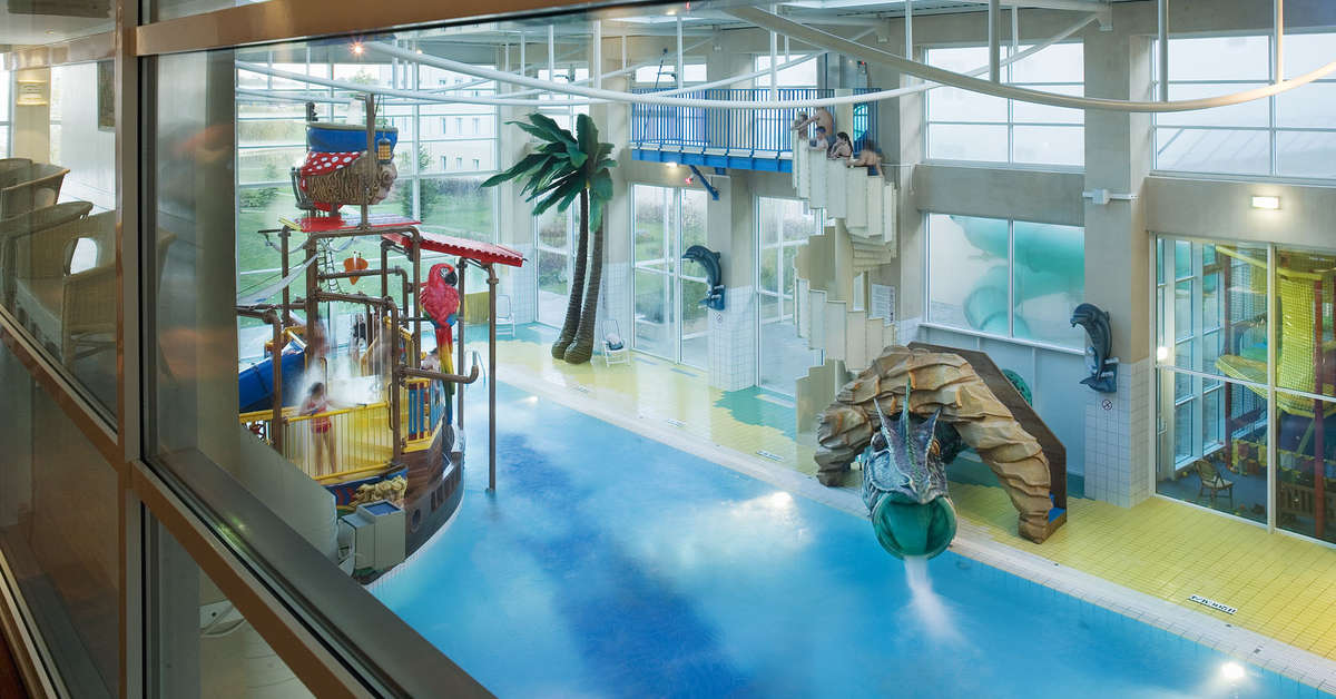 Een foto van het zwembad bij Explorers Hotel