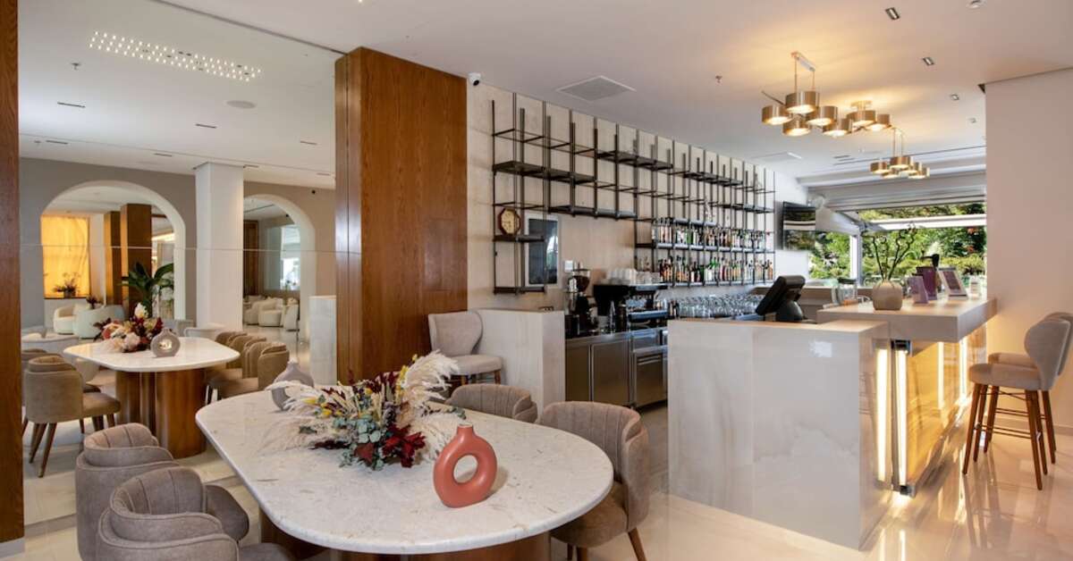Een foto van het interieur van Vantaris Luxury Beach Resort