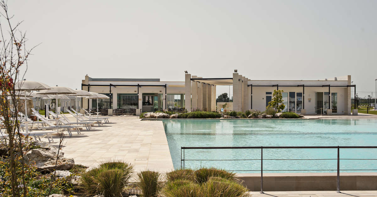 Een foto van het zwembad bij Relais Masseria Le Cesine