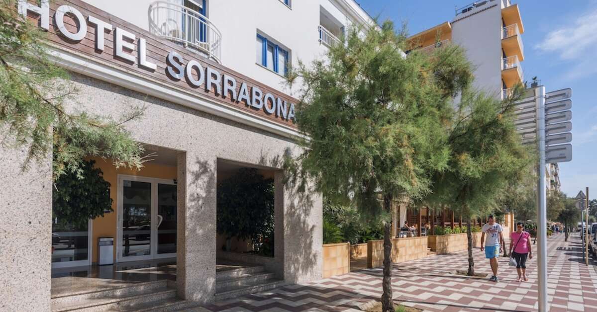 Een foto van de buitenkant van Hotel Sorrabona