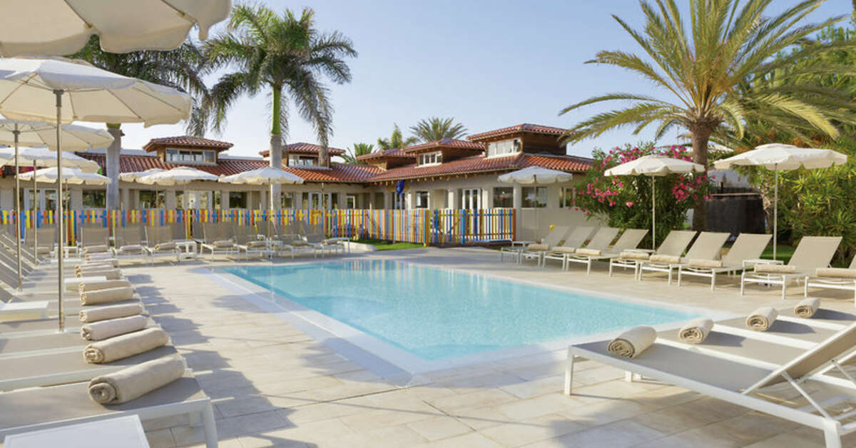 Een foto van het zwembad bij Alua Suites Fuerteventura
