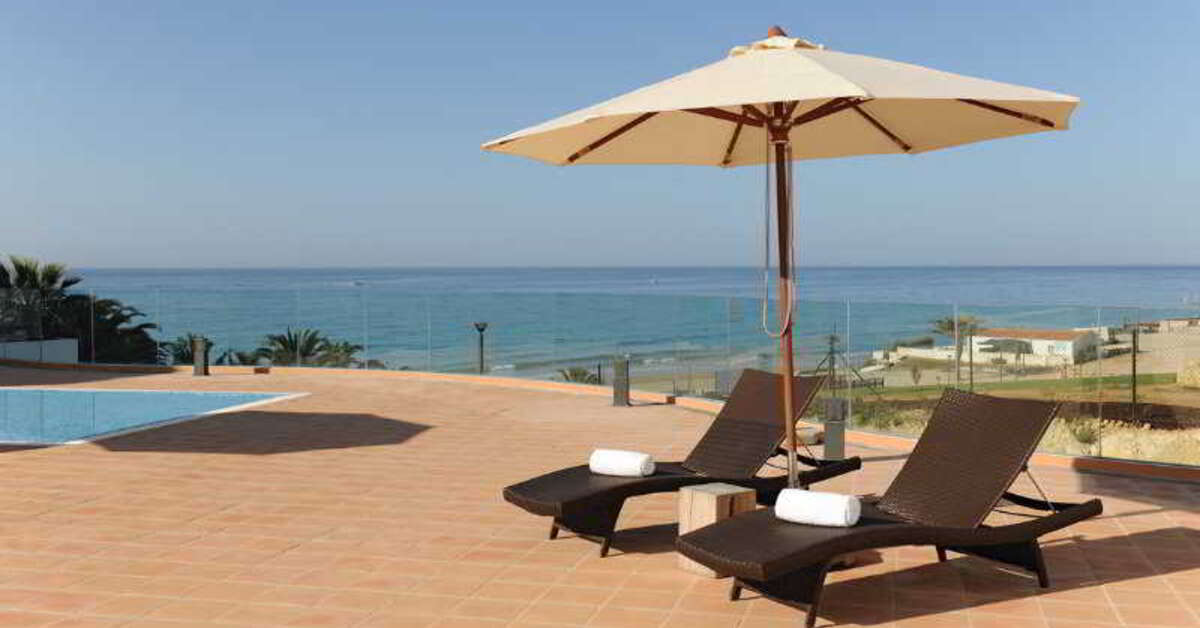 Een foto van het terras bij Belmar Spa & Beach Resort